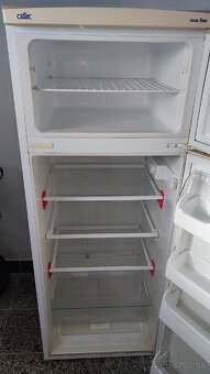 Predám chladničku s mrazničkou Calex - 3