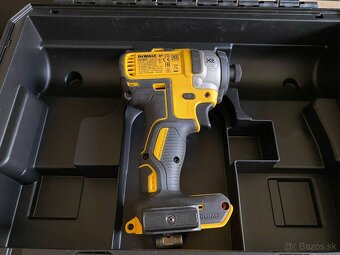 DeWALT rázový uťahovák - 3