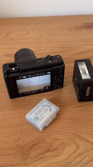Sony ZV-1 Mark II + 2 batérie + mini blesk Godox – výborný s - 3