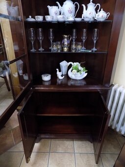 Masívna rohová vitrína - 3