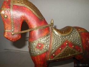 Mosadzný kôň  a drevený kôň s mosadzným  zdobením - 3