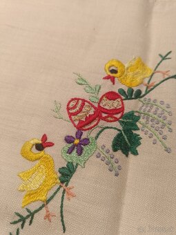 Predám ručne vyšívaný obrus s motívom Veľkej noci - 3