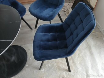 Stôl a stoličky - 3