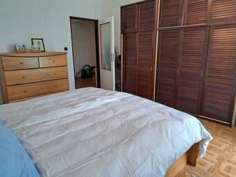 Postel s nočnými stolíkmi a komodou - 3