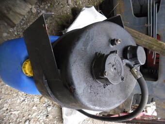 Predám hydraulickú nádrž - 3