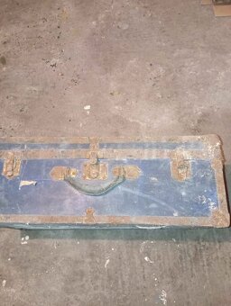 Predám pekný lodný kufor,drevený,okovaný,nálezový stav - 3