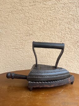 Stará žehlička s podstavcom - 3