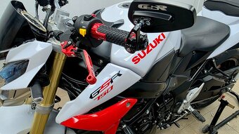 Krasna Suzuki GSR 750 - 3