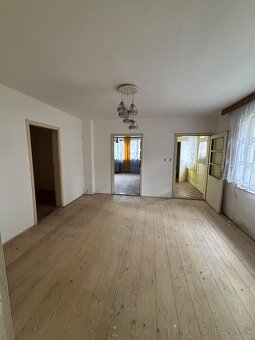 Starší Rodinný dom vo Veľkom Záluží v centre. - 3