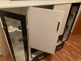 Skrinka so sklenenymi dvierkami a 2 zasuvkami - 3