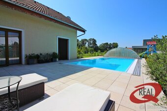 RODINNÝ DOM V SÚKROMNEJ ULIČKE S BAZÉNOM A LETNÝM DOMČEKOM - 3