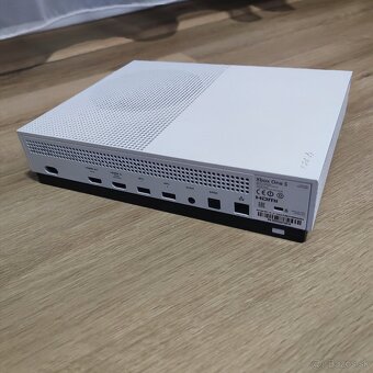 Xbox One S (500GB) + GTA V - 3