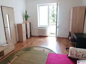 ŠTÚROVA: VOĽNÝ 2-izb. ZARIADENÝ byt, balkón, 48 m2, 1.posch. - 3