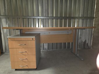 Pracovný stôl, kontajner k nemu (spolu za 50€), stoličky - 3