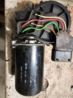 BMW E36 MOTOR PREDNÉHO STIERAČA BOSCH - 3