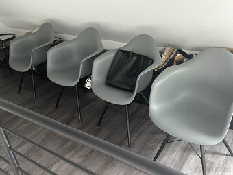4 kreslo Vitra Eames sivo-čierne - 3