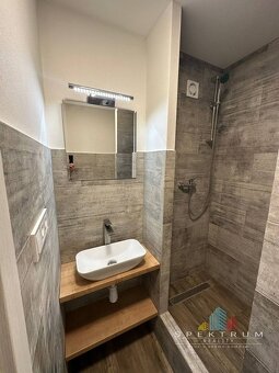 SPEKTRUM REALITY- Na PREDAJ 3 -izbový byt, 64m2 s loggiou, H - 3