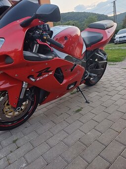 Suzuki GSXR750 - 3