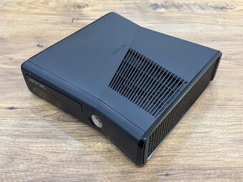 Samostatná herná konzola XBOX 360 Slim 4GB čierna - 3