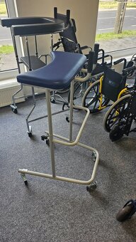 Pojazdné chodítko s podpazušnou oporou - 3