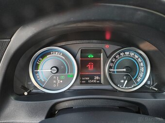 Toyota Auris hybrid - 3