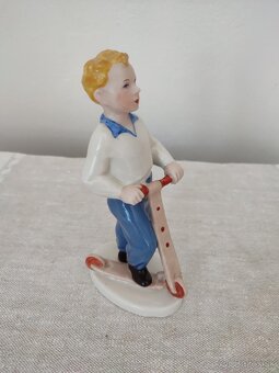 Royal dux chlapec na kolobežke porcelánová soška - 3