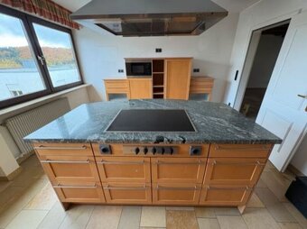 Kuchyně s ostrůvkem, kamennou deskou a spotřebiči,5708 - 3