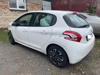 Peugeot 208 1.0i, r.2015, klima - 3