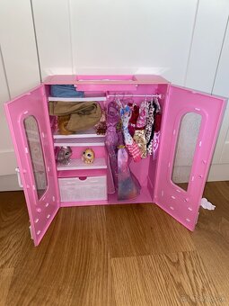 Skrina s rozmermi 26x8x33 cm s doplnkami pre barbie - 3
