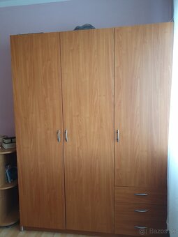 Skriňa do spálne a nočný stolík - 3