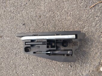 Zdvihák a kľúč Audi A6 c6 - 3