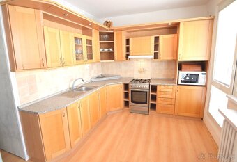 3-izbový byt v obľúbenej lokalite, 75 m2 + loggia - 3