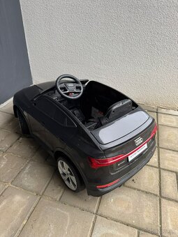 Predám detské elektrické autíčko Audi e-tron 12V – diaľkové - 3