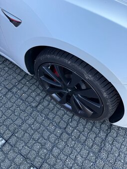 Tesla model 3 perf. 20 palcove original kolesa s TPMS a pneu - 3