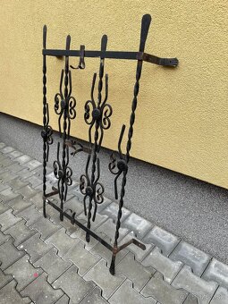 Mreza na okno s okrasnym kovanim - 3