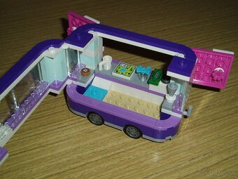 41332 Emma a jej umelecký stojan - 3