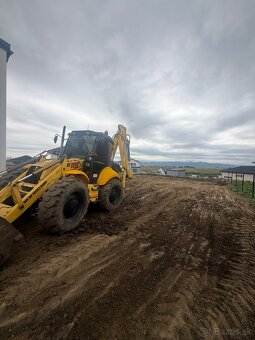 Výkopové práce traktor bagrom - 3