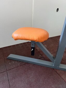 Predám scottovu lavičku na biceps / mohutná a pevná - 3