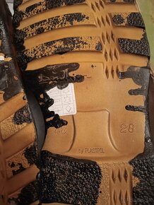 Predám nepoužité topánky veľ. 43 odspodu zafarbené - 3