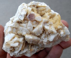 Kryštál ružového apatitu na kryštáloch Albitu a sľuda, Pakis - 3
