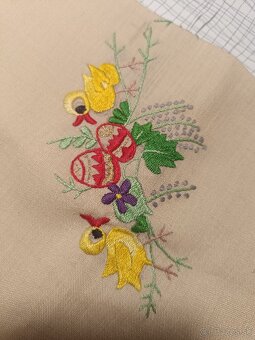 Predám ručne vyšívaný obrus s motívom Veľkej noci väčší , - 3