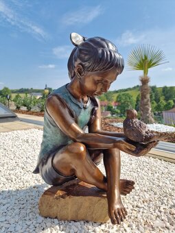 Bronzová socha - Dívka s ptáčkem - kolorovaná - 3