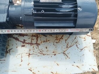 Snekova prevodovka s elektromotorom 1,1kW - 3