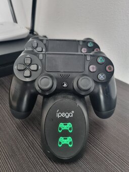 PS4 + 3x ovládače + 11 Hry - 3