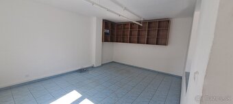 Ponúkame na predaj výrobnú halu spolu s rodinným domom. - 3