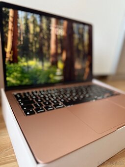 Predám Macbook AIR M1, 256GB, TOP STAV - 3