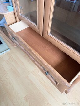 Kvalitná vitrína z dreva - 3