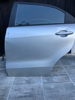 Kia rio 2012, Dvere auta a časti auta - 3