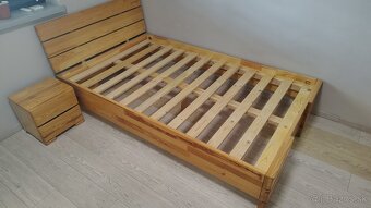 Masívna postel, nočný stolík + komoda - 3