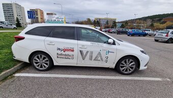 Predám Toyota auris hybrid - 3